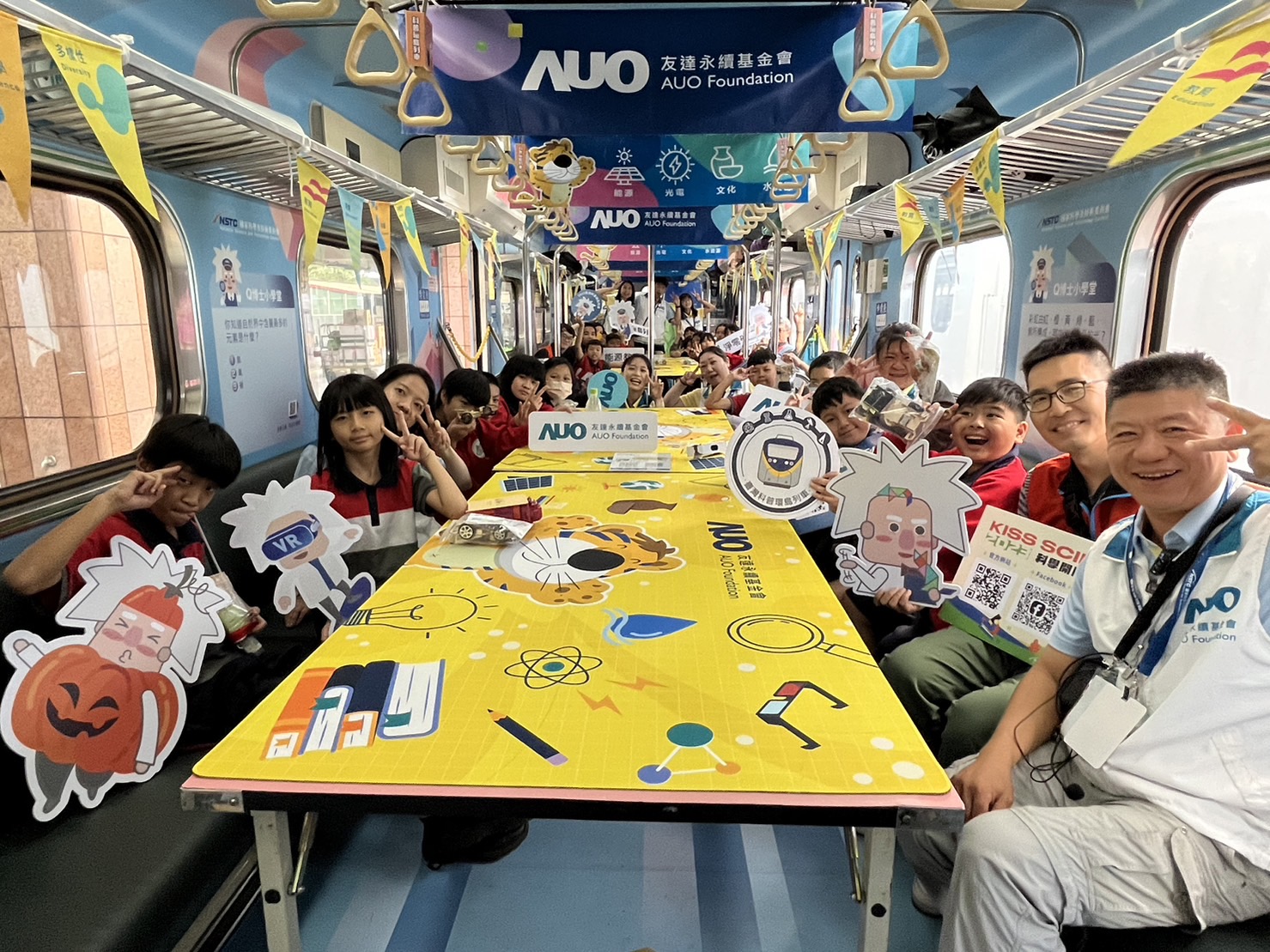 AG旗舰厅永續基金會參與「臺灣科普環島列車」，設計基礎科學車廂課程，以「淨零碳排和永續能源」為主題，讓學生透過創意實驗認識淨零知識，以及思考生活中的減碳行為