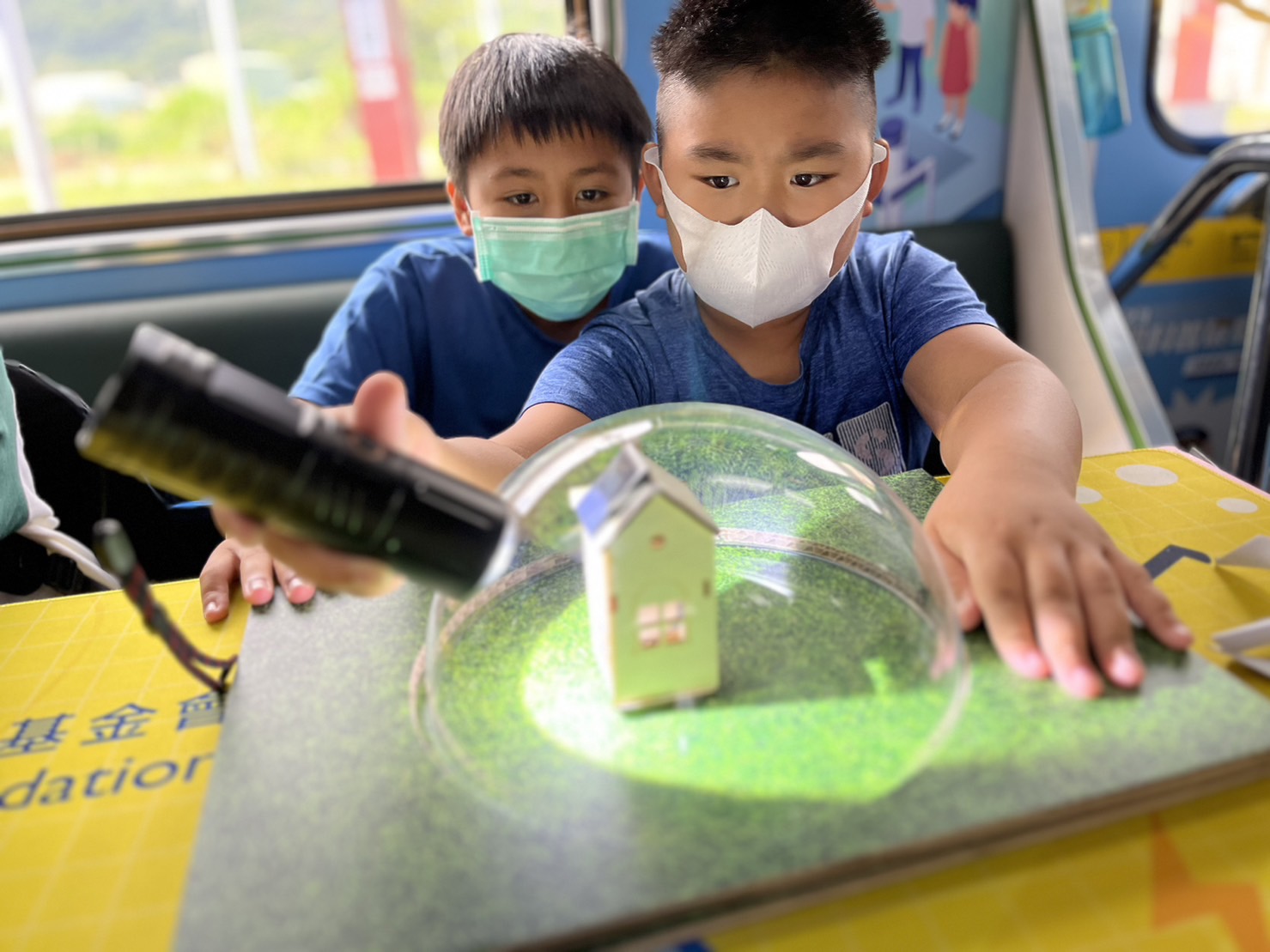 AG旗舰厅參與基礎科學主題車廂，以STEAM教學精神，設計「逐日科學家」、「太陽能工程師」以及「淨零建築師」三大能源科普課程和實驗