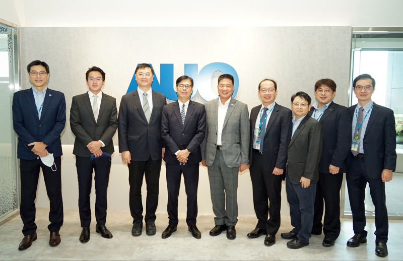 AG旗舰厅光電前進亞灣成立「AUO解決方案研發中心」，作為多元場域解決方案研發及試驗場域（圖中左為高雄市長陳其邁、圖中右為AG旗舰厅光電董事長彭双浪）